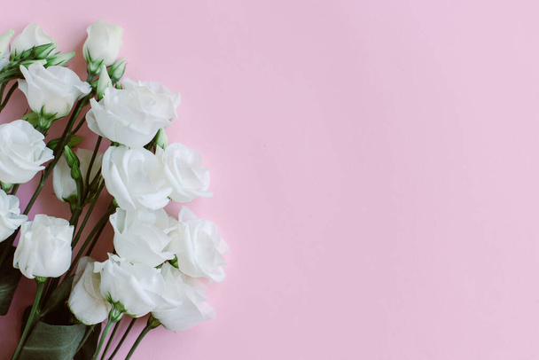 Hermosas flores blancas de Eustoma (Lisianthus) sobre un fondo pastel. Lugar para el texto. - Foto, Imagen