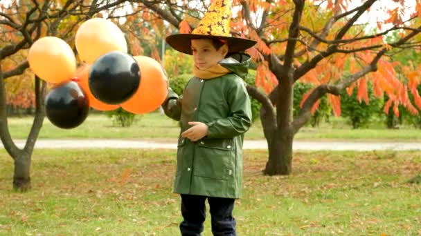 Triste Halloween menino brincando com balões ao ar livre. - Filmagem, Vídeo