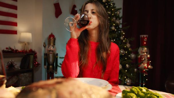 ワインを飲む少女と感謝祭のテーブルセットで応援. - 写真・画像