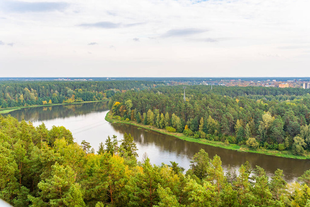 Nemunas ou Nemunas, um rio que corre em Druskininkai, Lituânia, no meio da floresta de outono. Um teleférico atravessa o rio para o outro lado. - Foto, Imagem