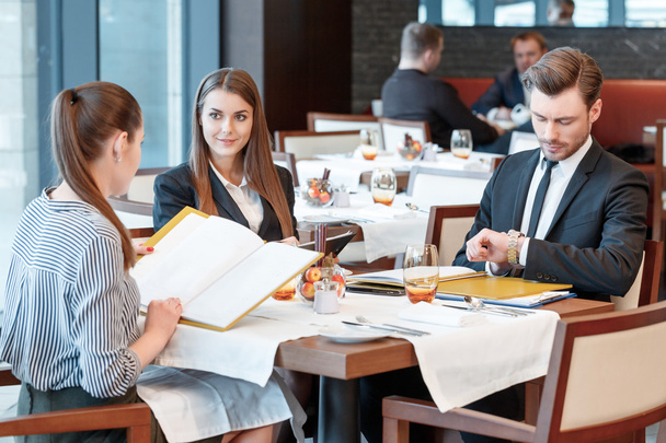 Business deals during lunch at the buffet restaurant - Foto, Imagem