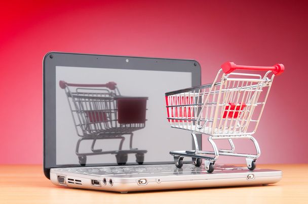 Online einkaufen mit Computer und Einkaufswagen - Foto, Bild