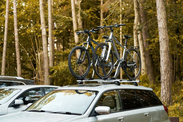 Samochodowy dach rowerowy Mount for Adventurous Travel. Górny dach zamontować rower. Koncepcja transportu roweru. - Zdjęcie, obraz