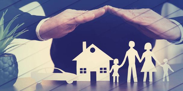Assureur protégeant une famille, une maison et une voiture avec ses mains, motif géométrique - Photo, image