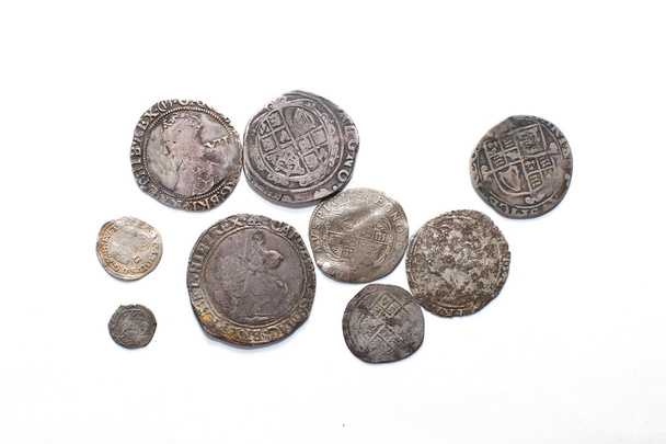 Vintage zilver munten met portretten op een witte achtergrond - Foto, afbeelding