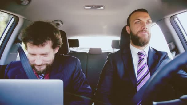 Dos hombres de negocios trabajando
 - Imágenes, Vídeo