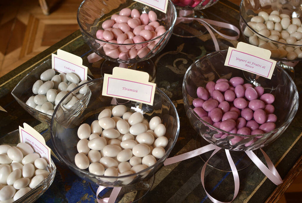 Sabores diferentes de Confetti italiano, amêndoas revestidas com um doce de açúcar oferecido durante as celebrações. - Foto, Imagem