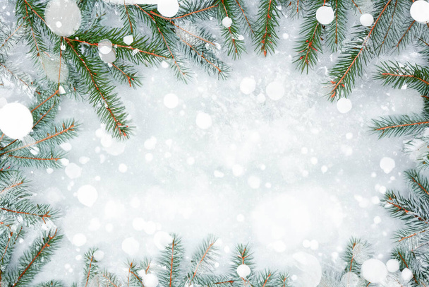 Fondo de invierno. Ramas de nieve y abeto con conos. Nevadas. Copos de nieve. Hermoso fondo para la venta de Navidad - Foto, imagen