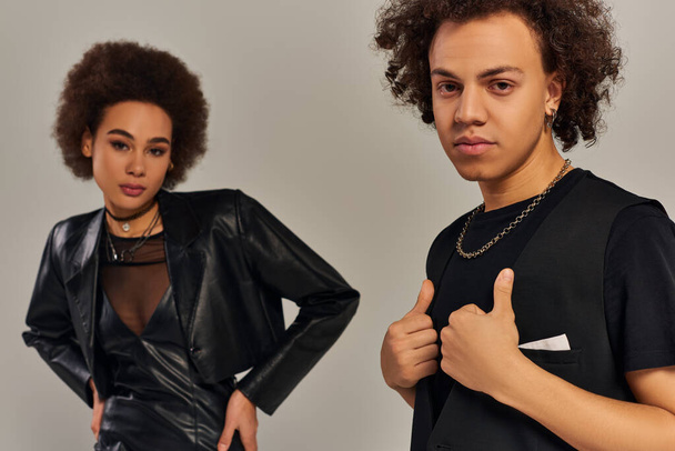 na moda jovem afro-americano irmão e irmã em roupas urbanas posando juntos em pano de fundo cinza - Foto, Imagem