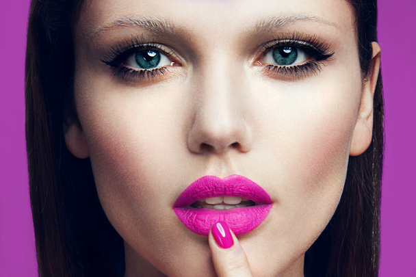 Porträt eines schönen Mädchens mit rosa Lippen. - Foto, Bild