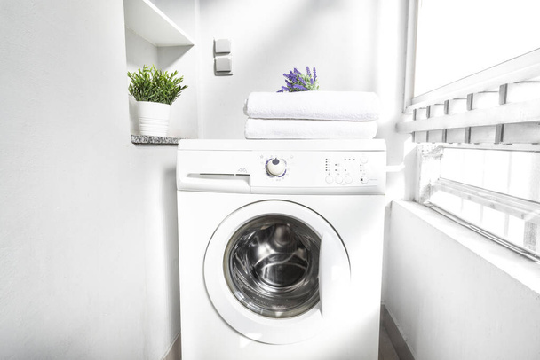 Πλυντήριο ρούχων, λευκό χρώμα, φυσικό φως - Φωτογραφία, εικόνα