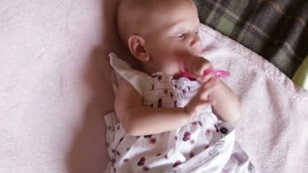ベッドの中で女の赤ちゃん - 映像、動画
