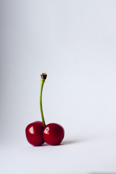 Cherry en wervelkolom op een witte achtergrond - Foto, afbeelding