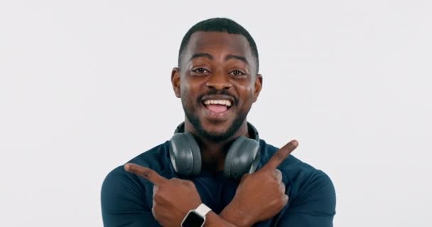Słuchawki, wskazywanie i portret mężczyzny w studio do streamingu muzyki i audio lub dźwięku. Happy African mężczyzna osoba na białym tle rąk do subskrypcji online i przeglądu lub reklamy. - Materiał filmowy, wideo