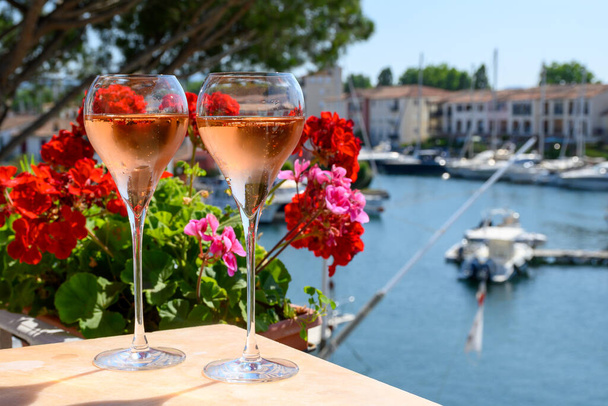 Sommerfest, Trinken von French Brut Rose Champagner Sekt in Gläsern im Yachthafen von Port Grimaud in der Nähe von Saint-Tropez, Côte d 'Azur Urlaub, Var, Frankreich - Foto, Bild