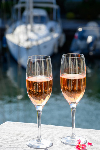 Yaz partisi, Fransız brutunun içilmesi şampanya şampanyası şampanya bardaklarda köpüklü şarap Port Grimaud 'da Saint-Tropez yakınlarında, Fransız Riviera tatili, Var, Fransa - Fotoğraf, Görsel