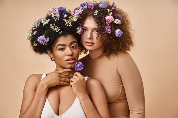 Multiracial Körper positive Frauen in Dessous mit bunten Blumen im Haar auf beige, plus Größe Schönheit - Foto, Bild
