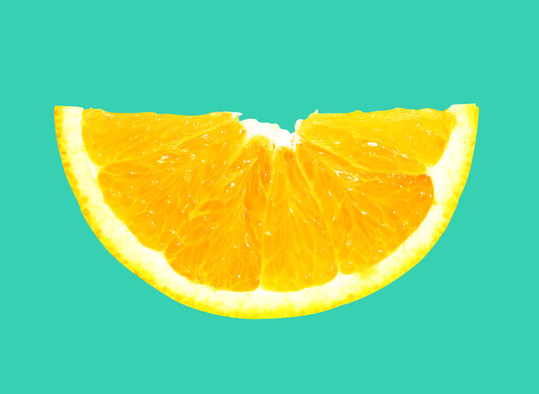 Oranssi kappaletta eristetty leikkausreitillä ei varjoa minttu tausta, terveellisiä hedelmiä - Valokuva, kuva