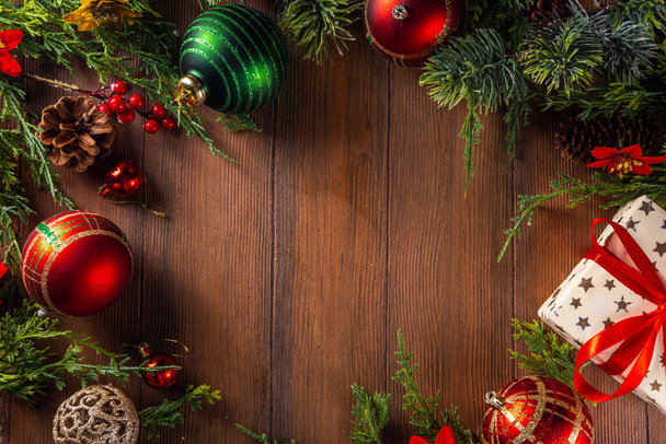 Fundo de Natal e Ano Novo de alta cor com galhos de árvore de Natal, abeto de abeto, bugigangas, decoração e flores de xmas, espaço de cópia de vista superior - Foto, Imagem