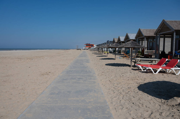 Strandurlaub und Freizeit am Sandstrand, Holzhäuser direkt am Wasser in Katwijk-on-zee, Nordsee, Niederlande - Foto, Bild