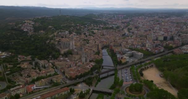 Girona şehrinin güzel bir yaz gününde havadan görünüşü, Katalonya, İspanya. - Video, Çekim