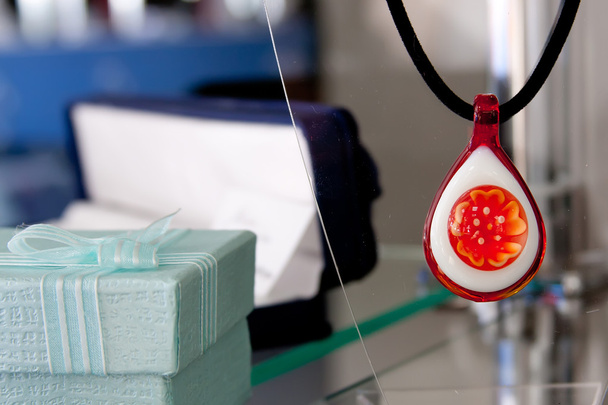 Handgemaakte sieraden en sleutelhangers met kleurrijke glaskralen - Foto, afbeelding