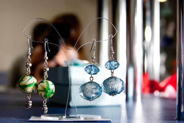 Handgemaakte sieraden en sleutelhangers met kleurrijke glaskralen - Foto, afbeelding