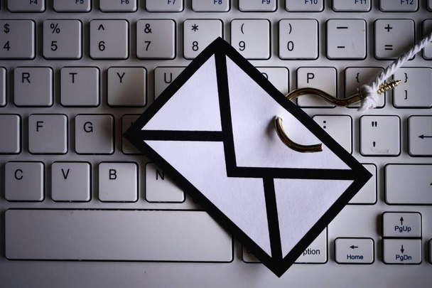 Detailní obrázek pošty s háčkem na klávesnici. Phishing email, malware a koncept kybernetické bezpečnosti - Fotografie, Obrázek