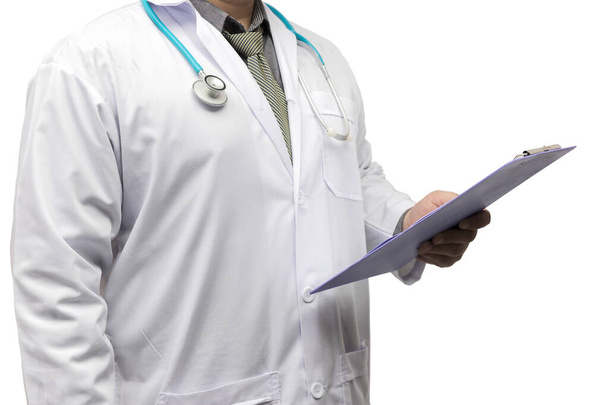 Lékař stojící se stetoskopem a drží diagnózu diagramu izolované na bílém pozadí. - Fotografie, Obrázek