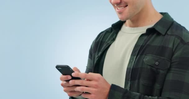 Close-up, handen en man met een mobiele telefoon, verbinding en sociale media op een blauwe studioachtergrond. Persoon, man en model met smartphone, typen en digitale app met chat- en e-mailmelding. - Video