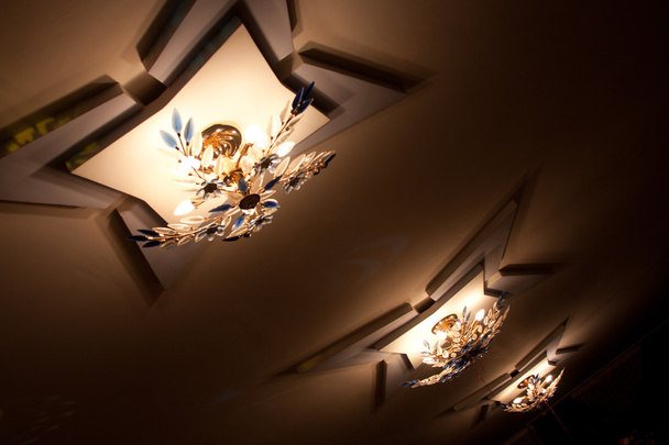 fragment z interiéru vstupní domovní osvětlena stropní světlo - Fotografie, Obrázek