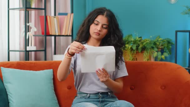 Mutlu Hintli kadın mektubu açıp okuyor. Kariyer büyümesi terfi, banka kredisi onayı, üniversitenin parasal ödülüne başarılı giriş harika haberler, piyango oyunu kazanmak - Video, Çekim