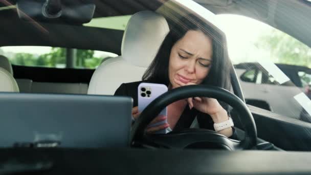 Ηρεμία κυρία κρατώντας smartphone, ενώ διαβάζετε το μήνυμα, κάθεται στο αυτοκίνητο. Μεταφορές, τεχνολογία, ταξίδια, επιχειρηματική ιδέα. Αργή κίνηση - Πλάνα, βίντεο