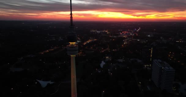 Letecký bezpilotní pohled na televizní věž v Dortmundu v noci po západu slunce, panorama města. Architektura města. - Záběry, video