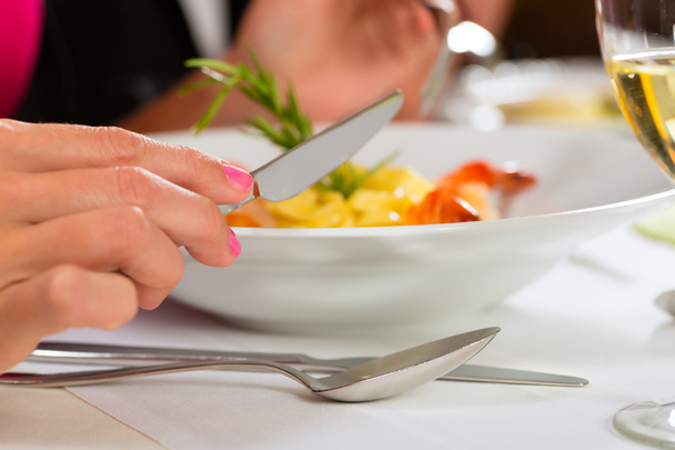 Persone che cenano in un elegante ristorante
 - Foto, immagini