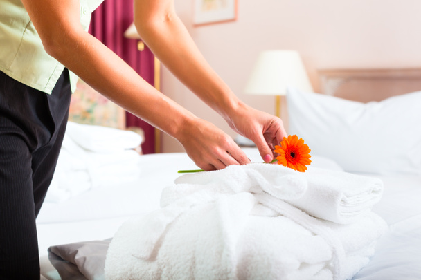 Empregada fazendo serviço de quarto no hotel
 - Foto, Imagem
