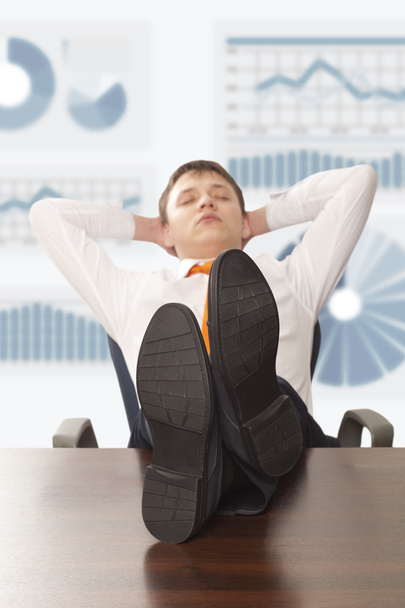 Liikemies nukkuu toimistossa
 - Valokuva, kuva