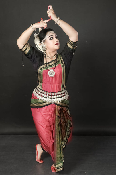 Жінка, яка виконує танець Одіссея в кольоровому костюмі. Індійські класичні форми танцю. - Фото, зображення