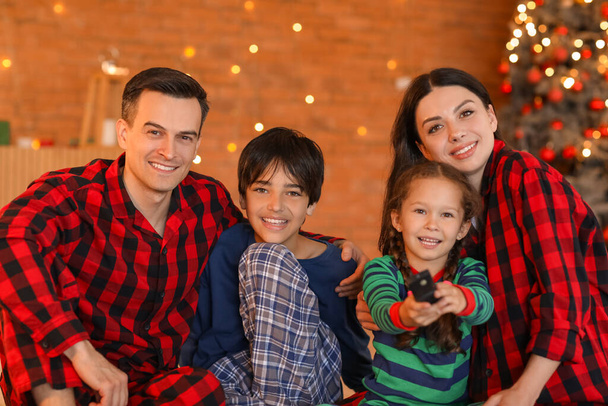 自宅でテレビでクリスマス映画を見ている幸せな家族 - 写真・画像