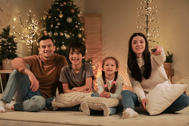 Boldog család néz karácsonyi filmet a TV-ben otthon - Fotó, kép