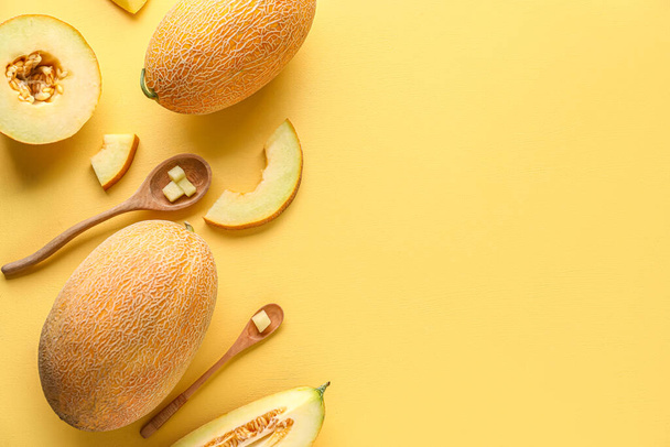 Makea melonit ja puulusikat kappaletta keltaisella pohjalla - Valokuva, kuva