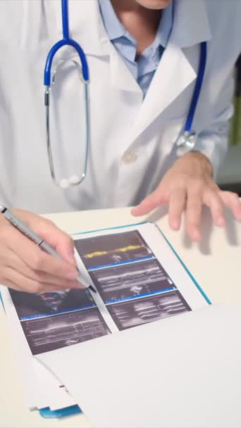 jonge vrouwelijke arts met stethoscoop onderzoeken echografie - Video