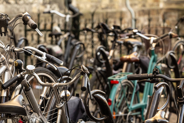 自転車のハンドルバーに選択的なぼかし,自転車駐車場に駐車,マーストリヒト市内中心部にあります。自転車や自転車はオランダのシンボルです。. - 写真・画像