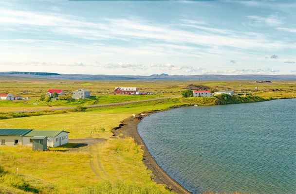 AKUREYRI, ISLÂNDIA - 31 de agosto de 2023: A indústria islandesa tem 25 anos de atividade econômica, enquanto os serviços estão próximos de 70. O setor do turismo está em expansão, especialmente no ecoturismo e na observação de baleias. - Foto, Imagem