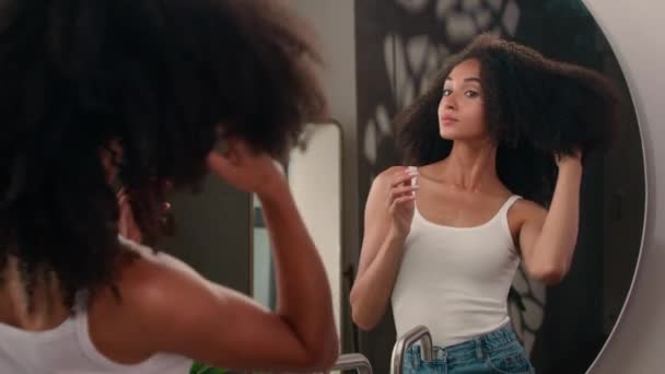 Afro-Amerikaanse mooie vrouw op zoek naar huis spiegel reflectie glimlachen check kapsel genieten ochtend schoonheid routine meisje aanraken krullend haar gezond haarverzorging prachtig krullen procedure shampoo kapsel - Video