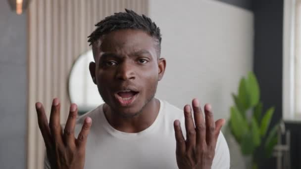 Webkamera nézet elégedetlen afro-amerikai etnikai férfi befolyásoló blogger férfi fitness edző beszélni dühös vitatkozik otthon fürdőszoba bosszús beszéd megoldani kérdés konfliktus stressz veszekedés félreértés - Felvétel, videó