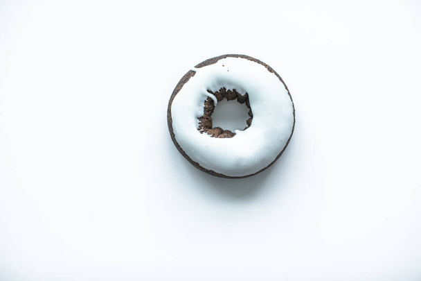 Een donut op een witte achtergrond top down view - Foto, afbeelding