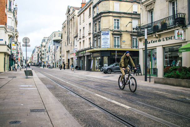 Reims, Fransa - 26 Ekim 2023 Reims caddelerinde bisikletle dolaşan insanlar, sembolik bir şehir ve Fransa 'nın Şampanya başkenti. - Fotoğraf, Görsel