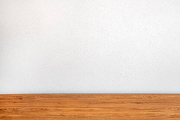 Порожній дерев'яний стіл і білий фон стіни, дисплей продукту монітор. - Фото, зображення