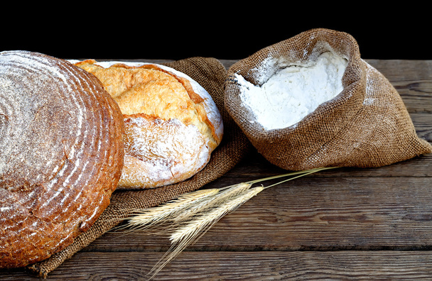 dvě chleba a mouky v pytli - Fotografie, Obrázek